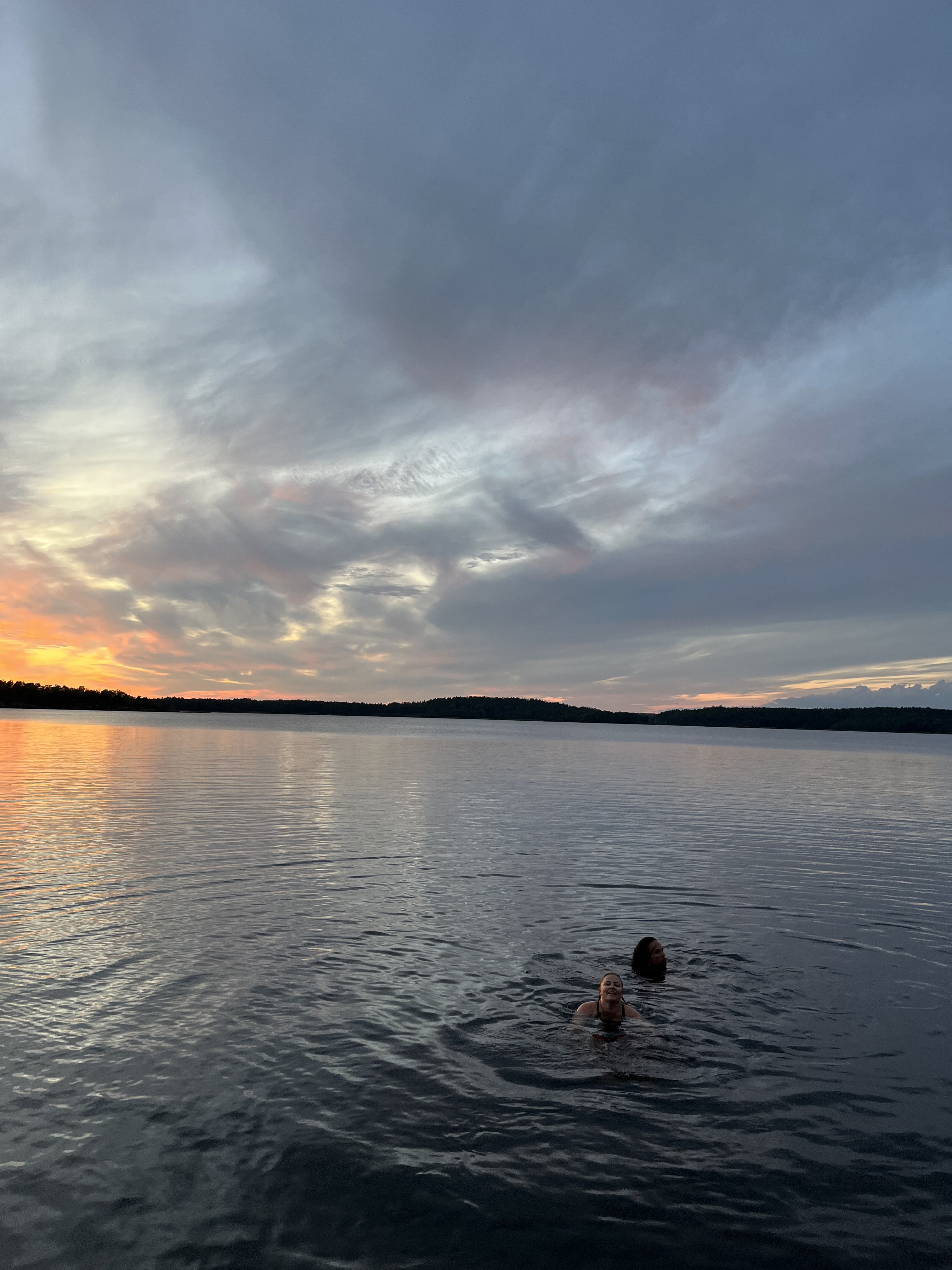 Bading i solnedgang