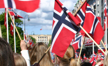 En gruppe mennesker som holder flagg