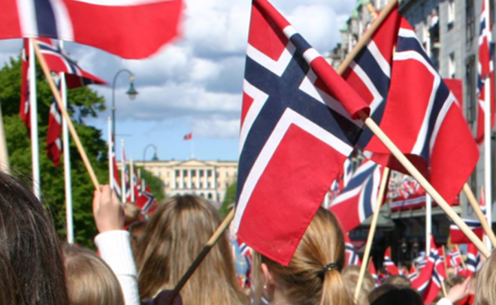 En gruppe mennesker som holder flagg