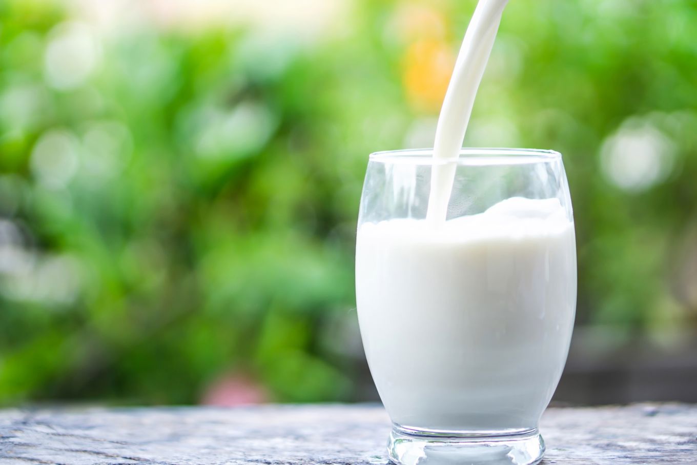 et glass melk med sugerør