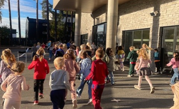 En gruppe mennesker som løper