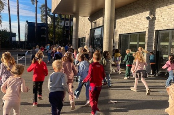 En gruppe mennesker som løper