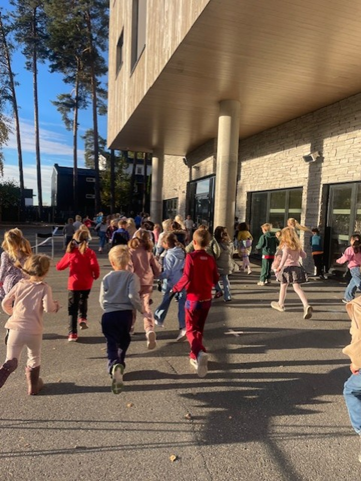 En gruppe mennesker som løper