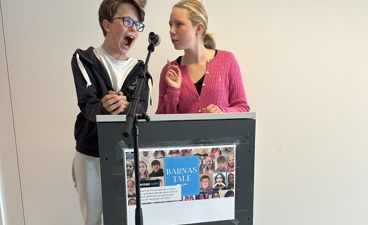 en person og person som holder en plakat