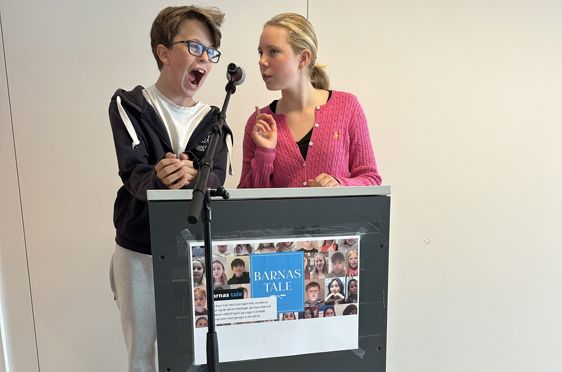 en person og person som holder en plakat