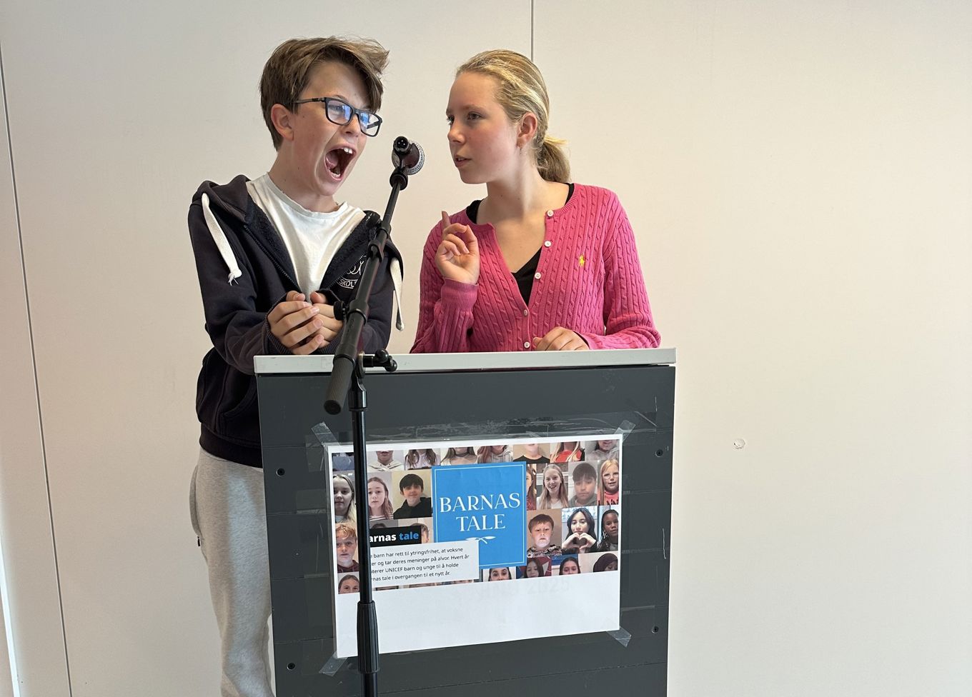 en person og person som holder en plakat