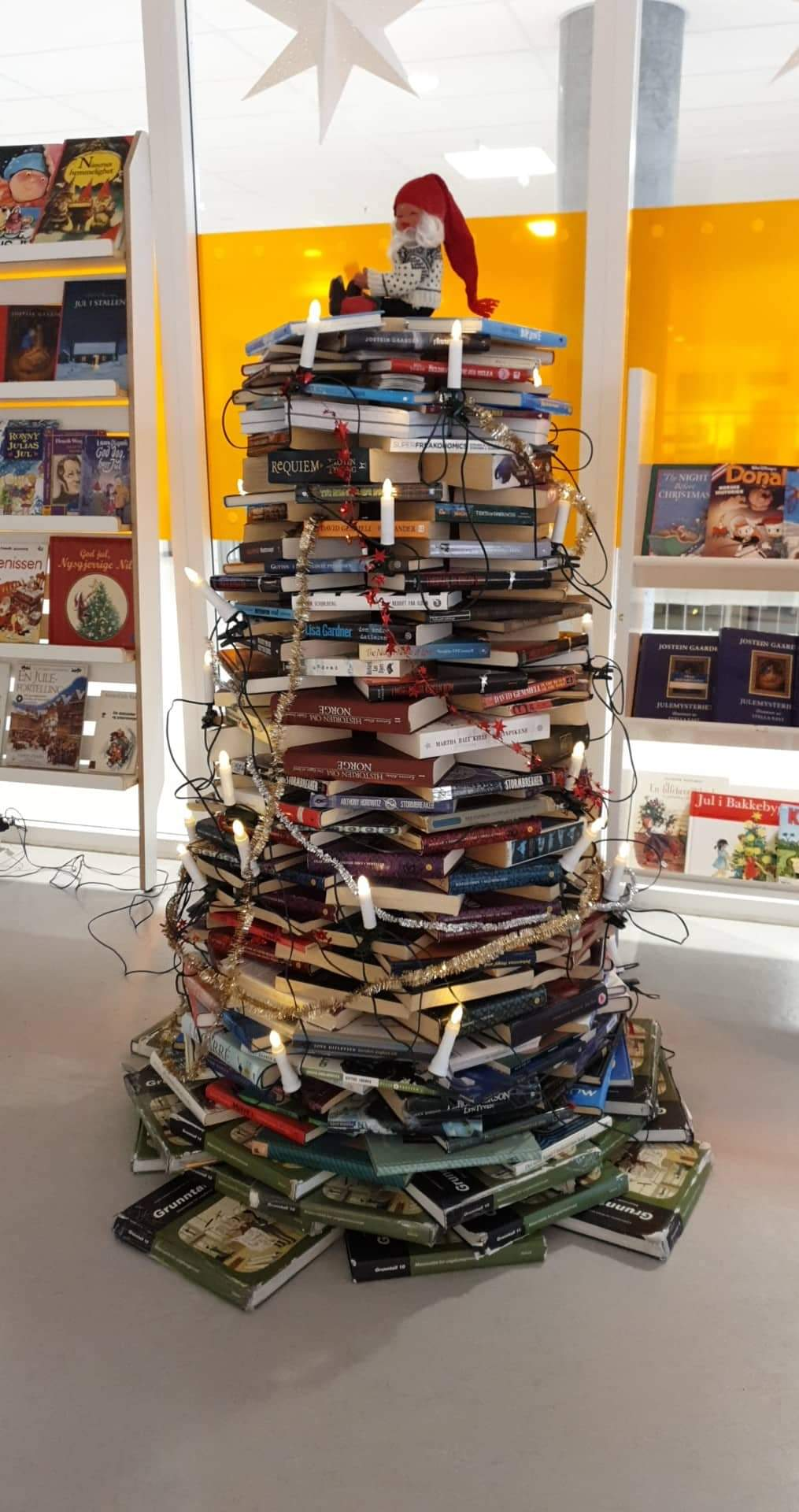Bokstabel-juletre på skolebiblioteket Bokstabel-juletre på skolebiblioteket