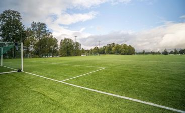 en fotballbane med et mål