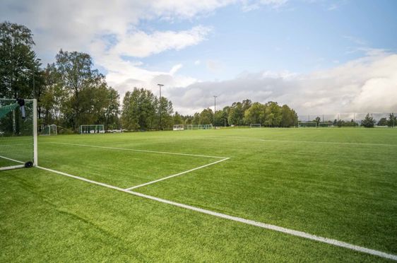 en fotballbane med et mål