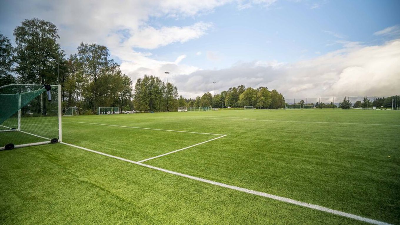 en fotballbane med et mål