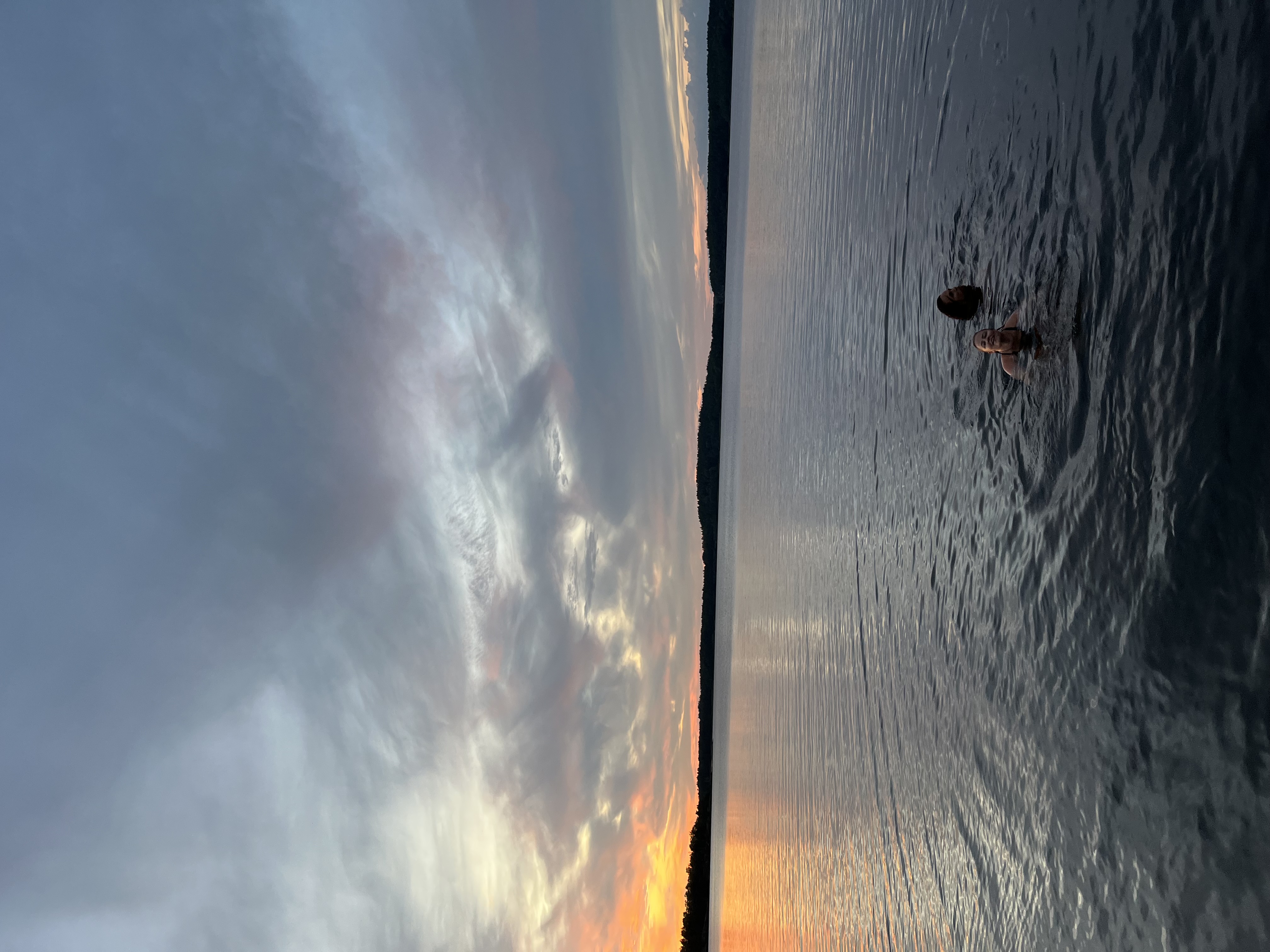 Bading i solnedgang