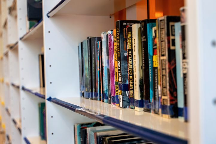 en hylle med mange bøker på