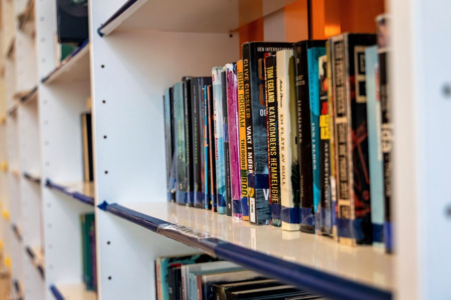 en hylle med mange bøker på