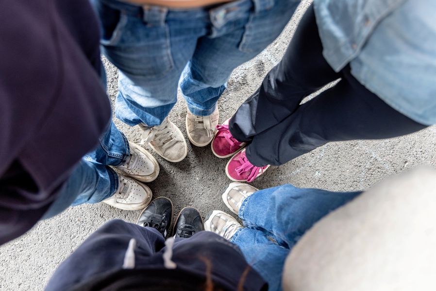 en gruppe mennesker som sitter på bakken