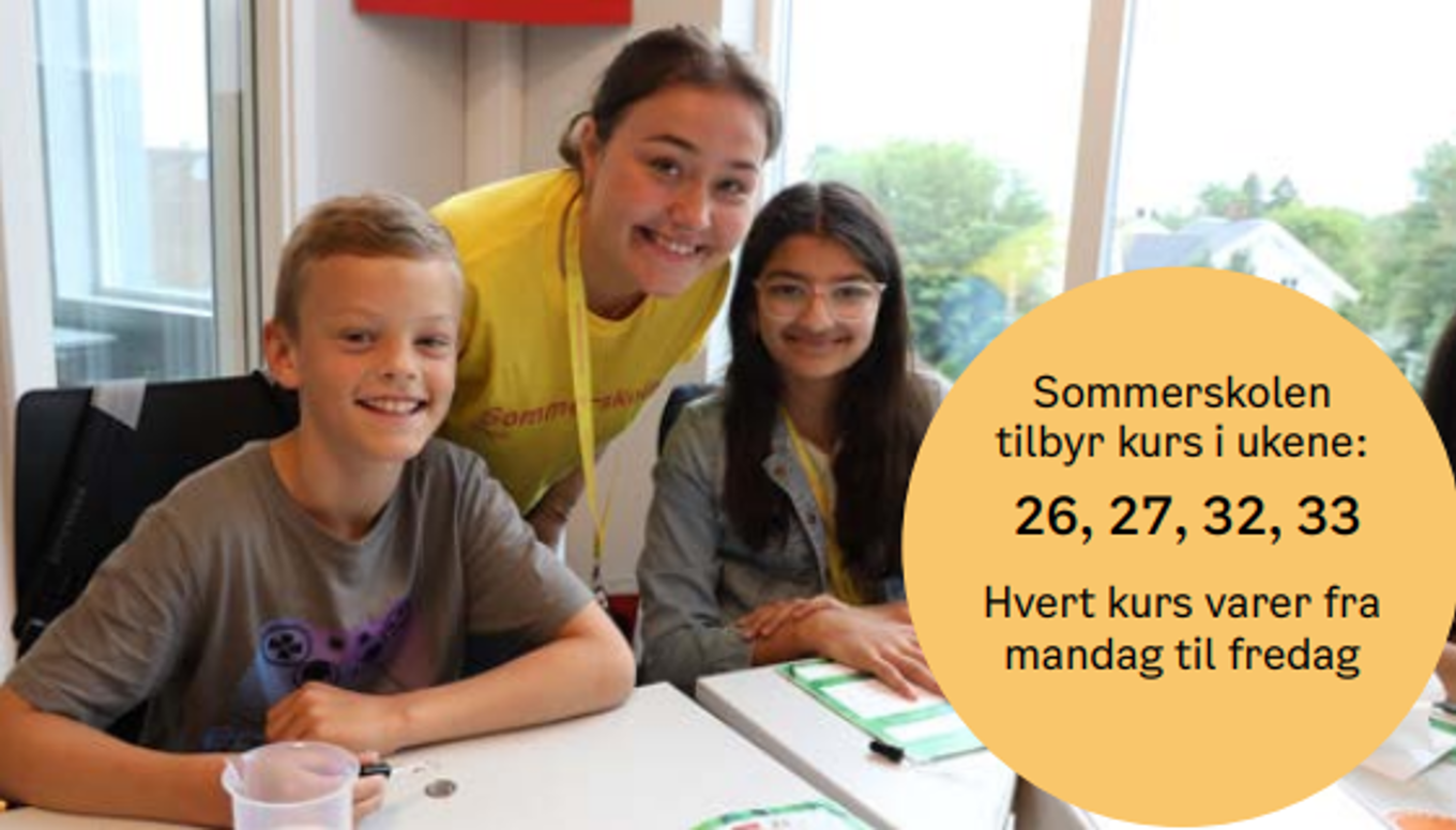 en gruppe mennesker som sitter ved et bord med et skilt