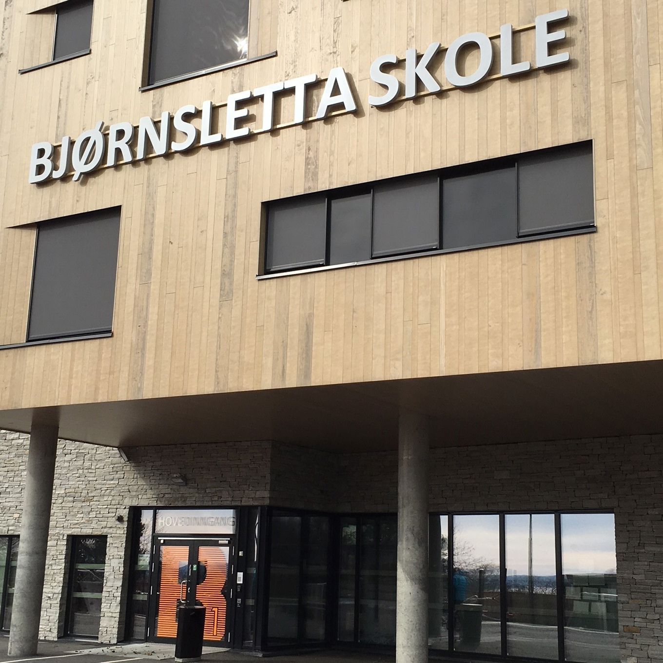 Bjørnsletta skoles inngangsparti fra nedre skolegård Bjørnsletta skoles inngangsparti fra nedre skolegård