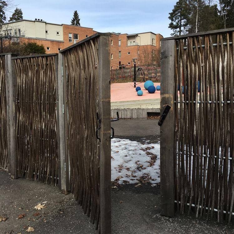 Gjerde av pil i skolegården til Bjørnsletta skole